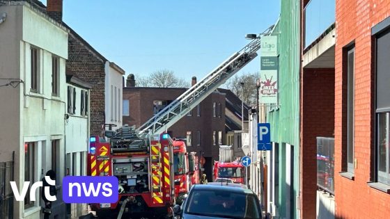 Twee huizen onbewoonbaar na brand in Machelen: mogelijk defect aan zonnepanelen 