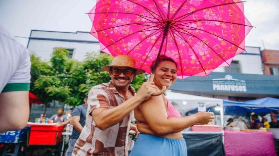 Guarda-chuva vira acessório no 1º dia de Carnaval de Fortaleza; veja fotos - Verso