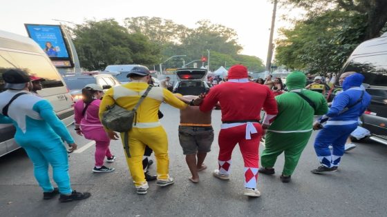 agentes fantasiados se infiltram no carnaval de São Paulo e prendem suspeitos de furto