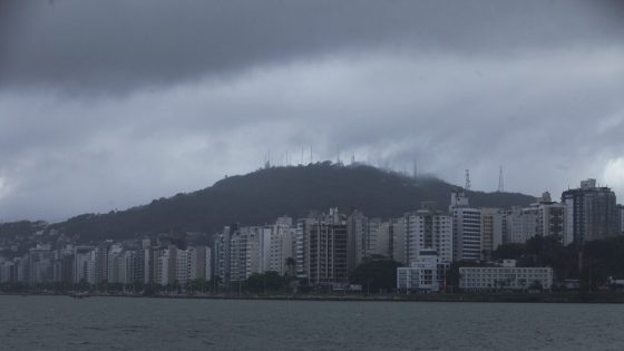 Defesa Civil emite alerta para chuvas em SC neste domingo