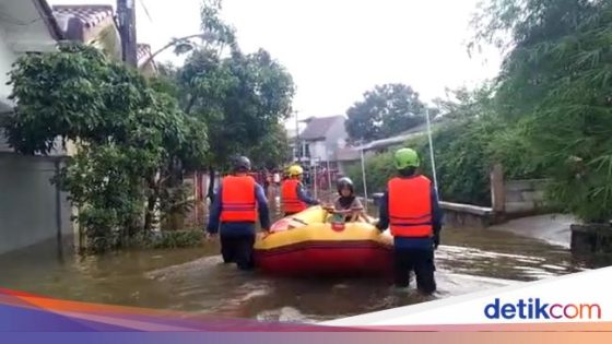 Damkar Evakuasi Warga Depok Terjebak Banjir: Air Seleher Orang Dewasa