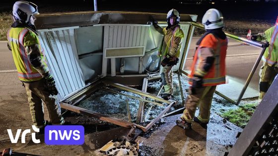 Bestelwagen rijdt in op bushokje in Oostrozebeke: "Dit had erger kunnen aflopen"