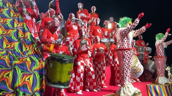 Blocos caricatos levam a tradição carnavalesca para a avenida dos Andradas em BH; veja fotos