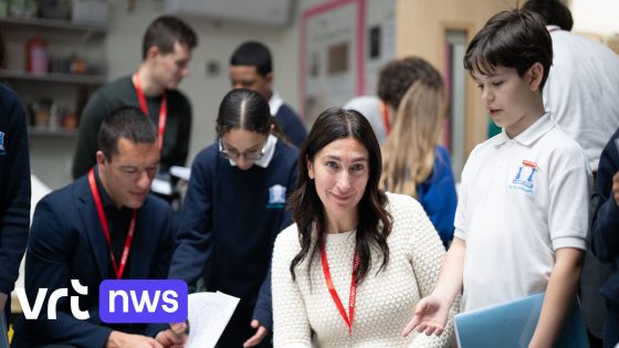 Zuhal Demir op schoolreis naar 'strengste school van Engeland': "We hebben meer orde en structuur nodig, al hoeven we dit niet te kopiëren"