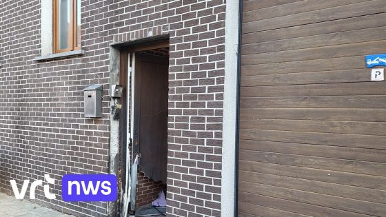 Explosie bij woning in Deurne: knal schrikt buurtbewoners op, voordeur raakt zwaar beschadigd - VRT