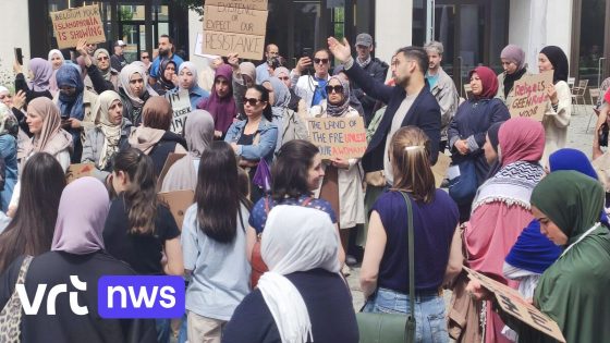 100-tal actievoerders protesteert aan Oost-Vlaams provinciehuis tegen hoofddoekenverbod in provinciescholen 