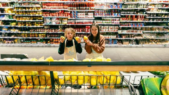 “Krijgen we vandaag al betaald?”: 11-jarige leerlingen werken voor één dag mee in Albert Heijn - HBVL