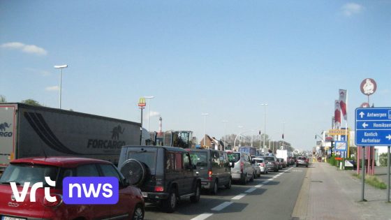 Gemeente Aartselaar wil geen centrale busbaan op A12: "Minder bushaltes, minder groen en veel duurder"