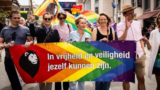 Actiegroep bekogelt praalwagen van N-VA met glazen flesjes tijdens Brussels Pride