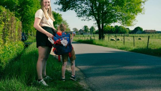 Andreas (5) zit dagelijks vijf uur op de bus naar school: “Tijdens avondeten valt hij in slaap”