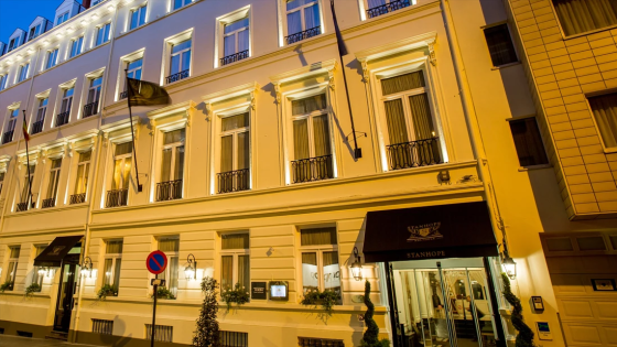 Gevel vijfsterrenhotel met eieren bekogeld door antifascistische groep