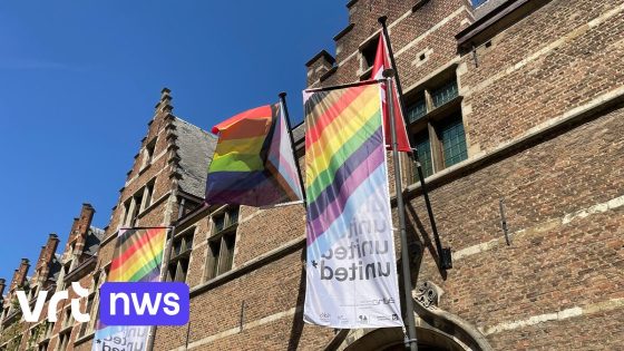 Antwerpse studenten en docenten hijsen regenboogvlaggen tijdens fietstocht: "Vuist maken tegen Amerikaanse invloed" - VRT