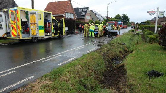 BMW vliegt 15 meter door de lucht nadat bestuurder bocht mist: twee jonge inzittenden zwaargewond
