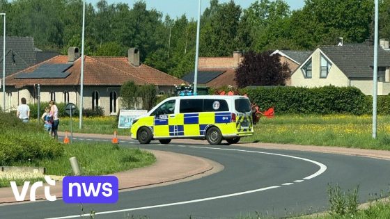 Autobestuurder rijdt wielertoerist aan in Testelt, slachtoffer in levensgevaar
