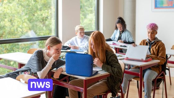 Geen geld meer naar laptop voor elke leerling, onderwijsminister Demir wil dat scholen inzetten op computerlokalen en noteren met pen en papier
