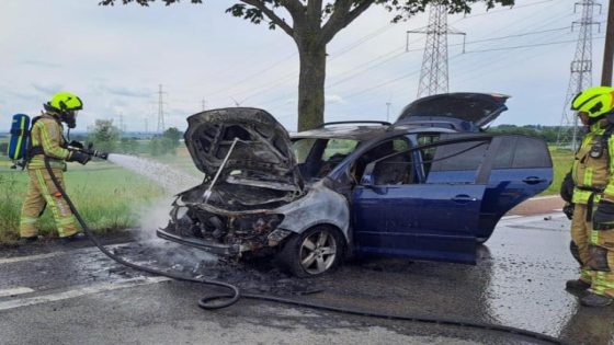 Gezin met baby en kleuter ontsnapt aan autobrand met behulp van achterligger: “Opeens kwamen er vlammen vanonder het voertuig” (Hoeselt)