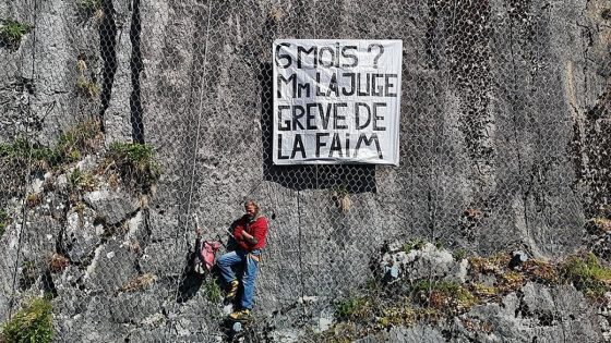 Vijftiger in hongerstaking hangt al meer dan drie dagen aan de citadel van Dinant