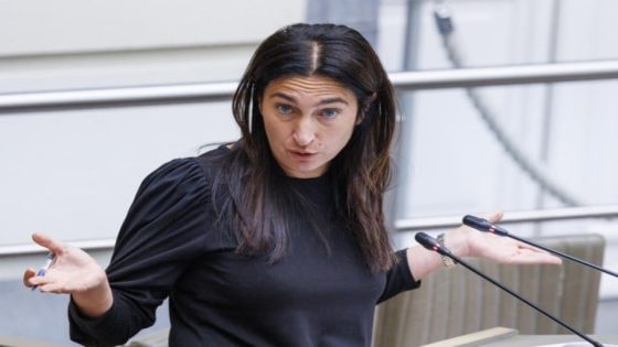 Minister Demir noemt nieuwe minimumdoelen basisonderwijs ‘uitdagend’: “Zelf moest ik ook opzoeken wie koning Garcia II van Kongo was”