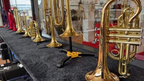 Al tweede keer in twee maanden tijd vijftig trompetten gestolen uit muziekwinkel: “Enkel de duurste exemplaren” - Het Nieuwsblad