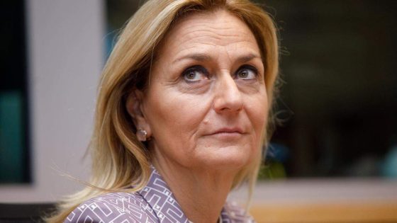 N-VA-Kamerlid helpt vrouw bevallen op het vliegtuig: “Een baby laat je niet twijfelen”