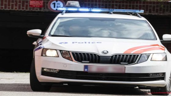 Politie schrikt wanneer ze chip uitlezen van hond die aan verlichtingspaal achtergelaten wordt