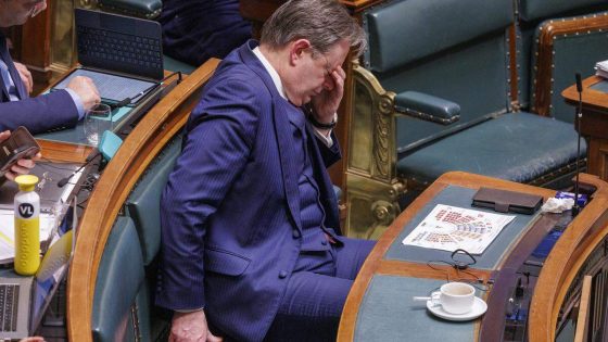 Premier met slepende voeten: “Het verschil met Alexander De Croo is groot” - De Standaard