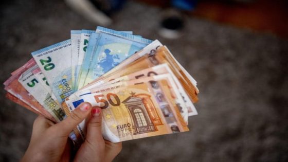 Planbureau gaat uit van latere overschrijding van spilindex, werknemers moeten langer wachten op hogere lonen