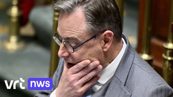 "Blamage", "dodelijk" en "amateuristisch": oppositie spaart kritiek niet na streng rapport Rekenhof over begroting