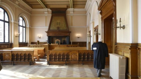 Magistraten ondernemingsrechtbank Brussel zo misnoegd over pensioenplannen dat ze dossiers Belgische staat voor onbepaalde tijd uitstellen (Brussel)