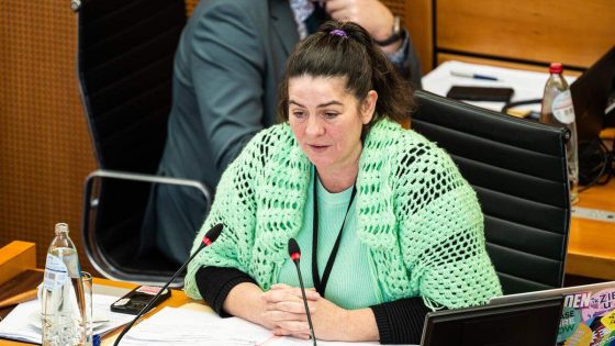 Brussels parlementslid gaf microfoon door aan dichter die politici hekelt: “We moeten die ongemakkelijke waarheid durven horen”