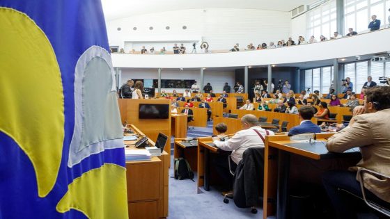 Griffier verdient meer dan premier: Brussels parlement wil ook op administratie besparen