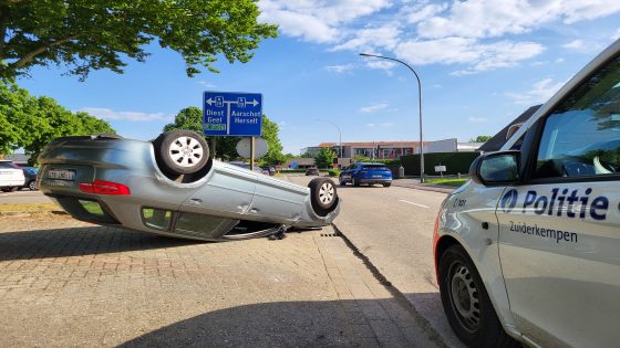 Auto over de kop na aanrijding: bestuurster moet bevrijd worden