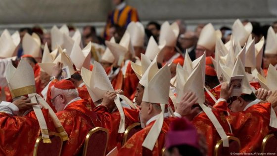 Cardinals enter Sistine Chapel to elect new pope – DW – 05/07/2025