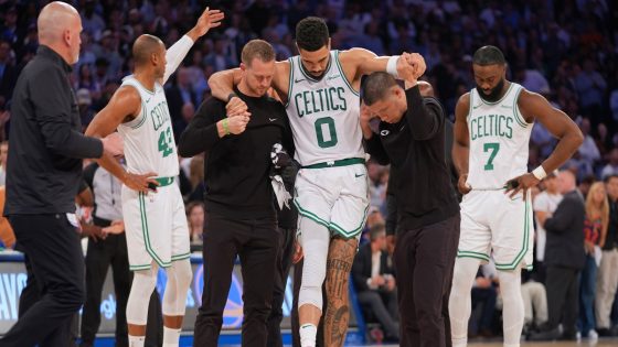 Celtics star hurt in loss to Knicks