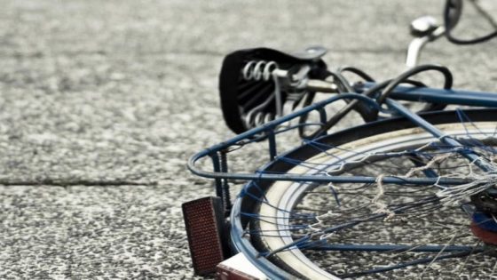Fietser (50) levensgevaarlijk gewond na botsing tegen openzwaaiend portier (Binnenland)