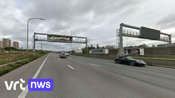 Auto rijdt in op vrachtwagen bij politie-achtervolging op Antwerpse Ring: 3 rijstroken tijdelijk versperd