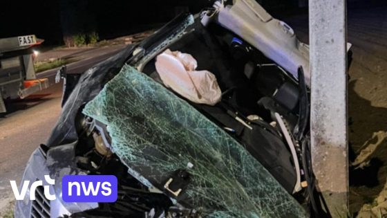Bestuurder (27) gekneld na klap tegen duiker in Bikschote