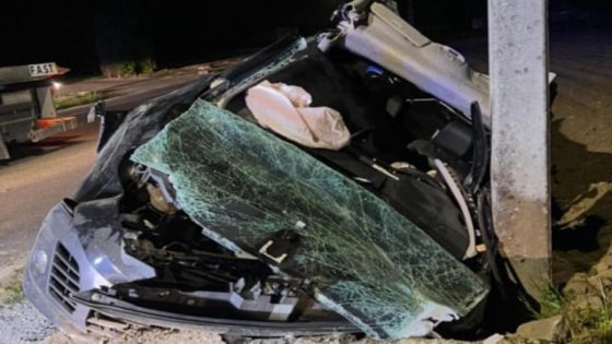 Bestuurder (27) lange tijd gekneld in auto na zware klap tegen duiker (Binnenland)