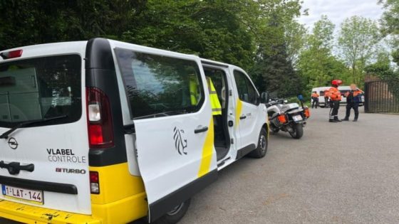 Bestuurder met openstaande gevangenisstraf en levenslang rijverbod vlucht weg bij controle en botst bij achtervolging (Beersel)