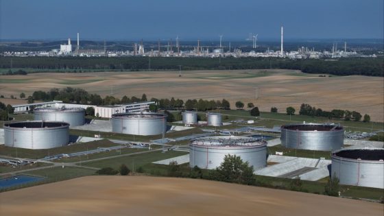 EU to set 2027 deadline for severing energy contracts with Russia - Financial Times