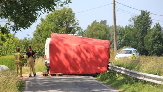 Motorrijder (78) uit Vleteren overlijdt nadat hij evenwicht verliest en onder bestelwagen terechtkomt in Diksmuide