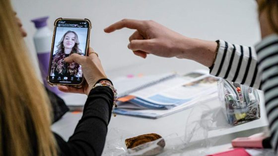 Experts vragen in open brief verbod op sociale media onder de 16 jaar: “Dringend actie nodig” - De Standaard