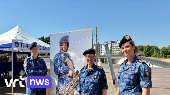 Vrouwelijke mariniers voeren rekruteringsactie in stations Brugge en Oostende: "Varen is al lang geen mannenzaak meer" - VRT