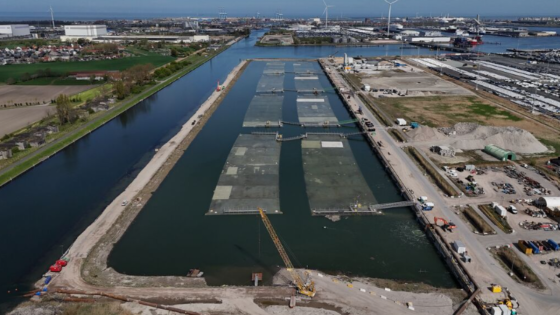 Eerste deel Scheldetunnel komt boven water in…
