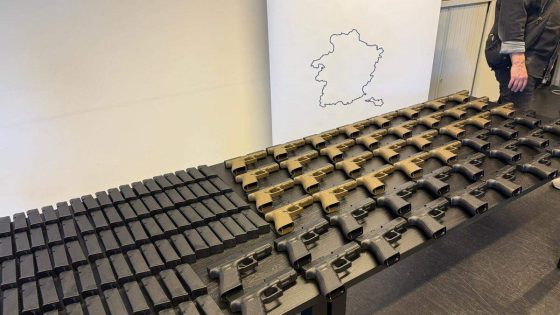 Van kalasjnikovs tot zelfgemaakte slagwapens: deze buit trof politie aan bij illegale wapenhandelaars in Limburg