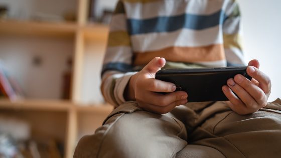 ONDERZOEK. Groene lobbygroep blijkt drijvende kracht achter smartphoneverbod voor jongeren