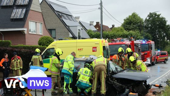 Auto tegen hoge snelheid uit de bocht in Belsele: 2 zwaargewonden na crash tegen duiker - VRT