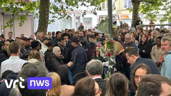 Honderden buurtbewoners houden wake na dodelijke steekpartij Seefhoek: "Moeten we dit normaal vinden?" - VRT