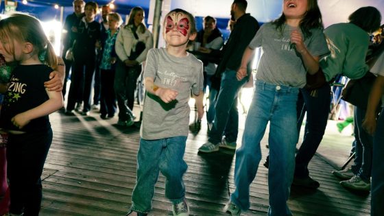 Als een vlinder op de dansvloer: Inez (5) geniet volop van haar grote feest