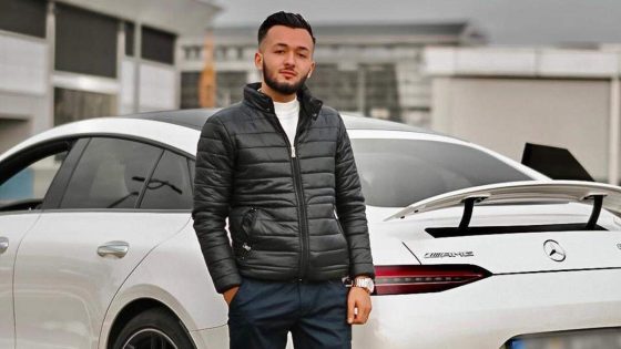 Achter het stuur lacht influencer Adil zijn rijverbod van 17,5 jaar gewoon weg